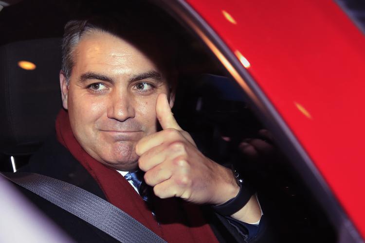 CNN-journalist Jim Acosta har skabt overskrifter efter en ophedet ordkrig med præsident Trump. 
    CNN's Jim Acosta gestures as he leaves federal court in Washington, Wednesday, Nov. 14, 2018, following a hearing on a legal challenge against President Donald Trump's administration over the revocation of his White House "hard pass." (AP Photo/Manuel Balce Ceneta)
   Manuel Balce Ceneta/AP
