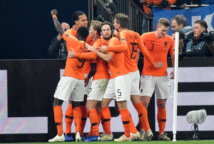 Virgil Van Dijk  udlignede i kampens sidste minut og sikrede dermed den hollandske gruppesejr. Martin Meissner/AP