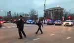 Betjente uden for Mercy Hospital, hvor skyderiet fandt sted.  Amanda Seitz/AP
