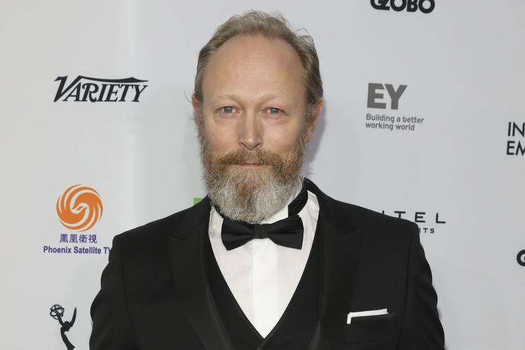Lars Mikkelsen fotograferet på vej ind til Emmy-prisuddelingen.  Amy Sussman/AP