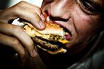 »Kroppen indstiller sig til at forbrænde det, man spiser. Så man kan spise meget fedt uden negative konsekvenser«, siger professor Bente Kiens. Manden på billedet har ikke haft med det nye studie at gøre.
   Mathias Christensen (arkiv)/POLFOTO