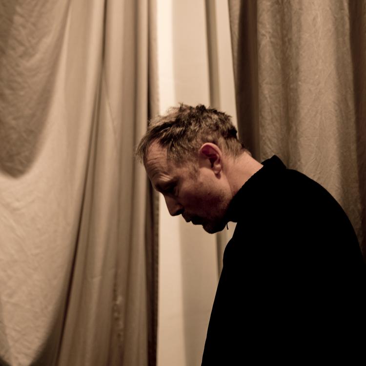 I nat dansk tid vandt Lars Mikkelsen en international Emmy for sin rolle i dramaserien 'Herrens veje'. Måske vidner det om nye tider for DR Drama, skriver Henrik Palle. Arkivfoto Mads Nissen