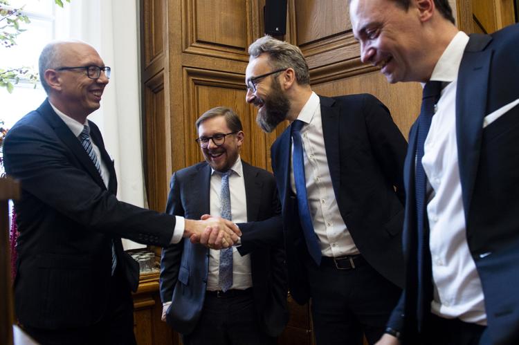 Respekt. Folketingets åbning 2. Oktober 2018. Uddannelses- og forskningsminister, Tommy Ahlers (V) og trafikminister Ole Birk Olesen (LA) hilser pænt på DF's Alex Ahrendtsen. Mens økonomi- og indenrigsminister Simon Emil Ammitzbøll-Bille (LA) står i baggrunden Olivia Loftlund