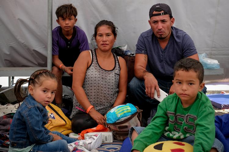 Mindst 2.500 migranter fra den store karavane fra Centralamerika befinder sig nu i et udsigtsløst limbo i en lejr få meter fra USA's grænse i den mexicanske grænseby Tijuana. De drømmer om at få asyl eller ophold i USA, men chancerne er minimale. Yaquelin Cardona på 34 år, hendes børn og hendes kæreste sluttede sig til karavanen, efter de så en mand blive myrdet foran deres hus. Francesca Pagani