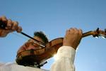 Nikolaj Znaider fotograferet med sin kostbare italienske 1700-tals-violin, som han langtidslåner af Nationalscenen. Arkivfoto Claus Lunde
