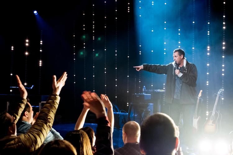 Adam Sandler er tilbage i topform som standupper i nyt Netflix-show. Foto: Netflix