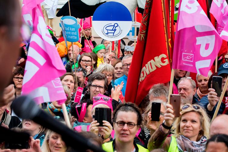 Den betalte frokost var en af triumferne for de statsansatte ved forårets overenskomstforhandlinger, der var kendetegnet ved massivt fremmøde ved forligsinstitutionen. Finn Frandsen/POLFOTO