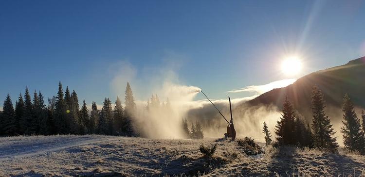 Norske Kvitfjell har lagret sne fra sidste år. Men det er ikke nok. Så man venter på minusgrader og nedbør i form af sne. Kvitfjell