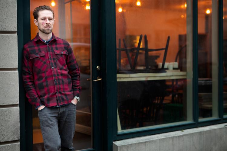 Kokken Frederik Hvidt drev i 10 år restauranten Marv & Ben, som i seks år i træk blev belønnet med Michelinguidens Bib Gourmand. Når han slår dørene op til spisebaren Røde Hest, bliver det imidlertid noget mere uformelt, fortæller han. Foto: Therese Jægtvik/POLFOTO