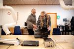 I Stevns Kommune arbejder en gruppe af ældre mænd med klimavenlige løsninger. De har fx et værksted, hvor man kan få repareret sine ting, så de holder længere. Bjørn Kristensen, 68 år, og John Valeur 75 kigger på en gammel forstærker i værkstedet. Peter Hove Olesen/POLFOTO