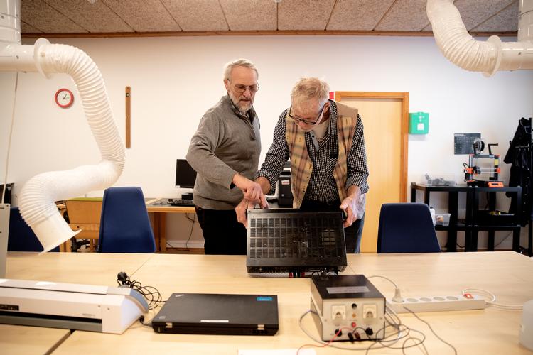 I Stevns Kommune arbejder en gruppe af ældre mænd med klimavenlige løsninger. De har fx et værksted, hvor man kan få repareret sine ting, så de holder længere. Bjørn Kristensen, 68 år, og John Valeur 75 kigger på en gammel forstærker i værkstedet. Peter Hove Olesen/POLFOTO
