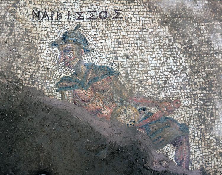 Mosaikken 'Narcissus fortryllet af sin egen pik', der ifølge Artsy beskrives som måske verdens første pikbillede. Foto: Michael Hoff/University of Nebraska