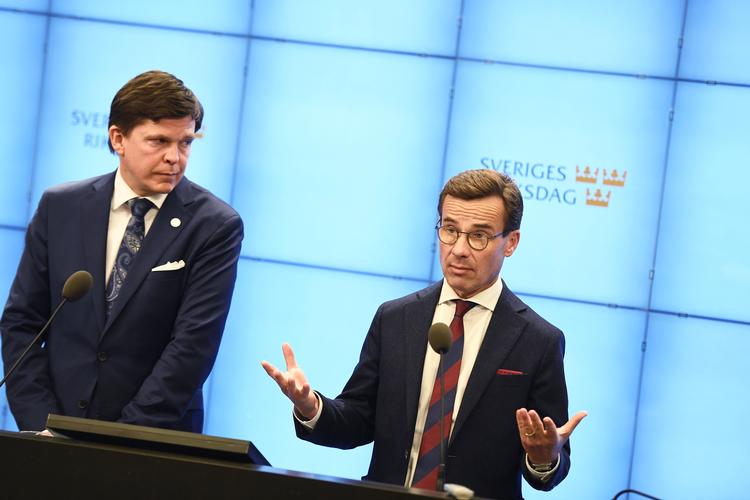 Formand for Riksdagen Andreas Norlén (tv) Moderaternas partileder Ulf Kristersson (th)ses her på en pressekonference. Kristersson er en af de partiledere, der ikke er lykkedes med at samle et flertal bag sig. Foto: 10050 Pontus Lundahl/tt/Ritzau Scanpix