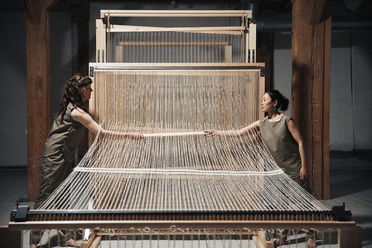På udstillingen 'Japan Retur' viser Yuku Yokata og Johna Hansen deres kæmpe væv, som de arbejder på hos A. Petersen frem til 2. december. Foto: Andreas Omvik 