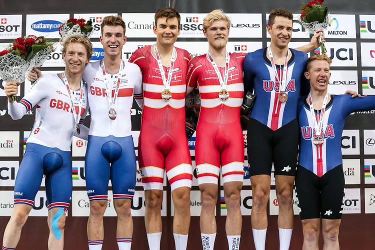 Casper Folsach og Julius Johansen troner med guldmedaljer om halsen efter sejren i World Cup-parløbet i Canada flankeret af den britiske duo Mark Stewart-Oliver Wood (t.v.) og den amerikanske Daniel Holloway-Adrian Hegyvary. I aften er de to danskere både modstandere og makkere i Ballerup Super Arena. 