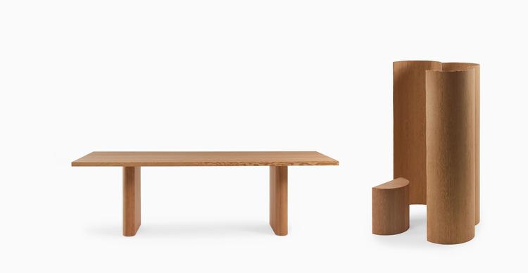 'Halfway Round' hedder Michael Anastassiades møbler i oregonpine. De kan ses hos Dansk Møbelkunst i København og Paris. Foto: Brahl Fotografi