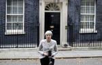 Udkastet til udtrædelsesaftalen  med EU fylder 585 sider. Den blev præsenteret i sidste uge. Nu udtaler Storbritanniens premierminister, Theresa May, at Brexit er »begyndt«. Foto: Kirsty Wigglesworth/AP