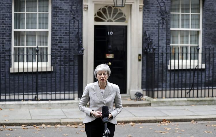 Udkastet til udtrædelsesaftalen  med EU fylder 585 sider. Den blev præsenteret i sidste uge. Nu udtaler Storbritanniens premierminister, Theresa May, at Brexit er »begyndt«. Foto: Kirsty Wigglesworth/AP