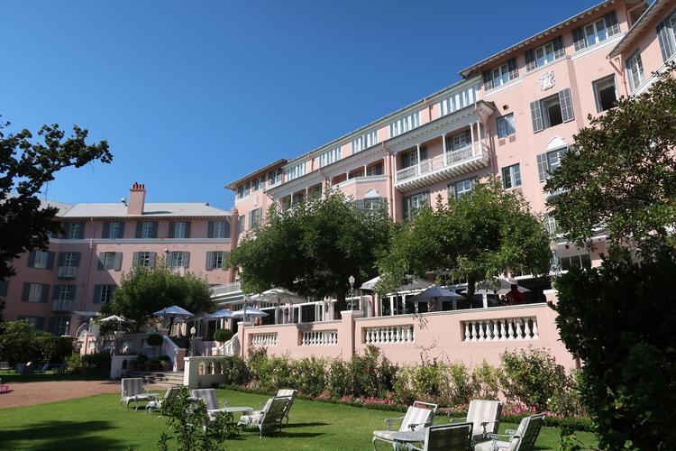 Rockstjerner, kongelige, politikere og almindeligt dødelige elsker at bo på Mount Nelson Hotel i Cape Town, men det er dyrt. Foto: Poul Husted