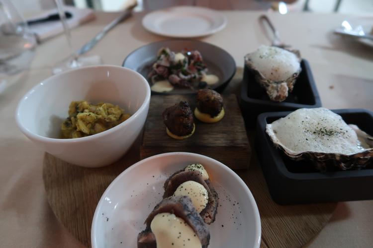 En aften ved Kokkens bord kræver en god appetit, når man starter med fire ’små’ snacks. Foto: Poul Husted