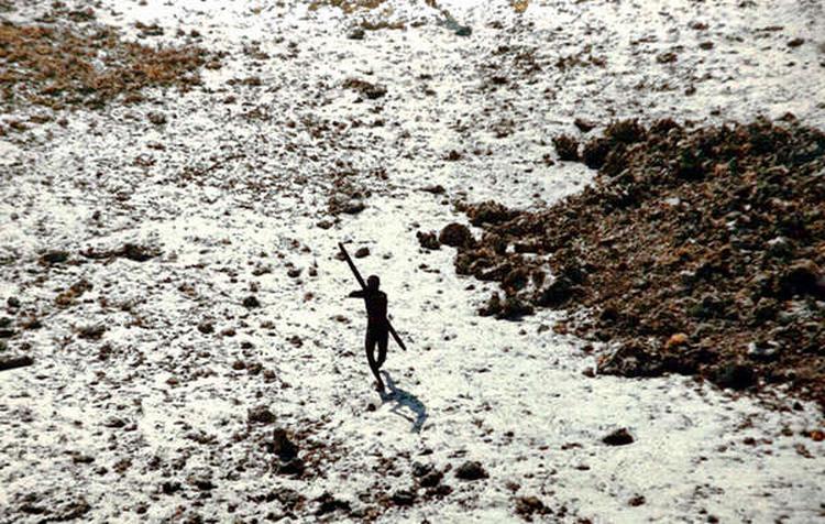 Billedet her er taget i 2004, da en person fra den isolerede stamme på North Sentinel skød pile efter en helikopter, som fløj over øen. Foto: Indian Coast Guard/survival