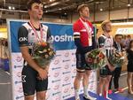 Lasse Norman hyldes iklædt Dannebrogstrikoten efter for fjerde gang af have vundet DM-titlen i pointløb foran Casper Folsach (t.v.) og Julius Johansen. Foto: CyclingWorld.dk 