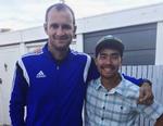 Billedet er fra oktober 2019 og viser den amerikanske missionær John Allen Chau (th) med grundlæggeren af en fodboldskole i Cape Town, Sydafrika,  Casey Prince. Det var få dage før, Allaen Chau opsøgte stammen på den isolerede ø, North Sentinel.  Foto: Sarah Prince/AP
