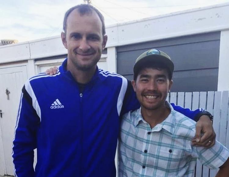 Billedet er fra oktober 2019 og viser den amerikanske missionær John Allen Chau (th) med grundlæggeren af en fodboldskole i Cape Town, Sydafrika,  Casey Prince. Det var få dage før, Allaen Chau opsøgte stammen på den isolerede ø, North Sentinel.  Foto: Sarah Prince/AP