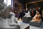 Den franske præsident, Emmanuel Macron, der ses som nummer to fra venstre, kan ikke acceptere, at en stor del aflafrikansk kulturarv er Frankrig. Her besøger her et museum I Besancon i en anden anledning. Foto: Sebast. Bozon/AFP