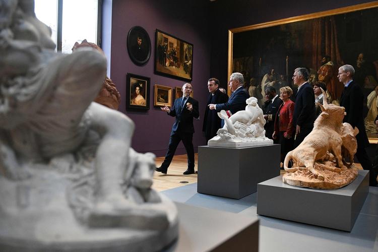 Den franske præsident, Emmanuel Macron, der ses som nummer to fra venstre, kan ikke acceptere, at en stor del aflafrikansk kulturarv er Frankrig. Her besøger her et museum I Besancon i en anden anledning. Foto: Sebast. Bozon/AFP