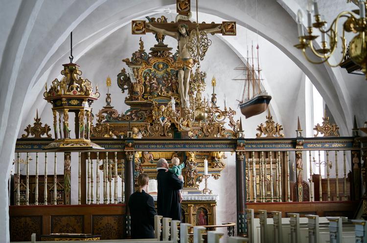 Uden moderens vidende og accept døber provist Johannes og kirketjener Svend den lille Anton i både faderens, sønnens og helligåndens navn. Foto: Foto: Tine Harden