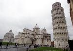 Klokketårnet, som det egentlig er, blev påbegyndt i 1173 og nåede kun op i tredje sals højde, før det fik sin karakteristiske hældning. Det skyldes, at undergrunden er blødere i den ene side af fundamentet end i det andet. Foto: Luca Bruno/AP