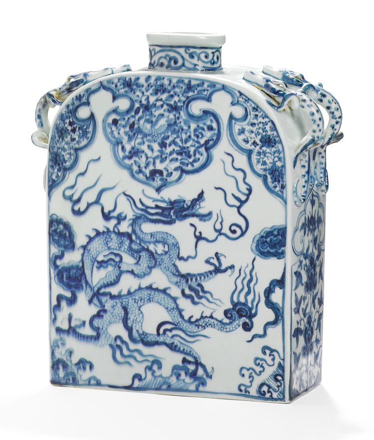 En sjælden og kostbar porcelænsflaske med dragemotiv fra Yuan-dynastiet har fundet vej til Bruun Rasmussens 70-års jubilæumsauktion den 27. november. Foto: Pr-foto