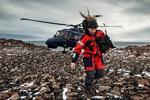 Helle Løvevild Golman på opgave for National Geographic i nordøst Grønland for at lave en artikel om verdens største nationalpark, hvor de fik lov at komme med på et af den danske flådes skibe. Foto: Helle og Uri Løvevild Golman