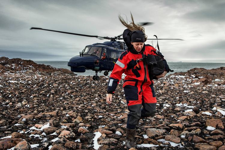 Helle Løvevild Golman på opgave for National Geographic i nordøst Grønland for at lave en artikel om verdens største nationalpark, hvor de fik lov at komme med på et af den danske flådes skibe. Foto: Helle og Uri Løvevild Golman