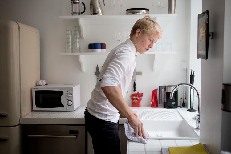 Airbnb er stadig det, de fleste forbinder med deleøkonomi. Her udlejer Christian Eriksen. Foto: Nanna Navntoft/POLFOTO