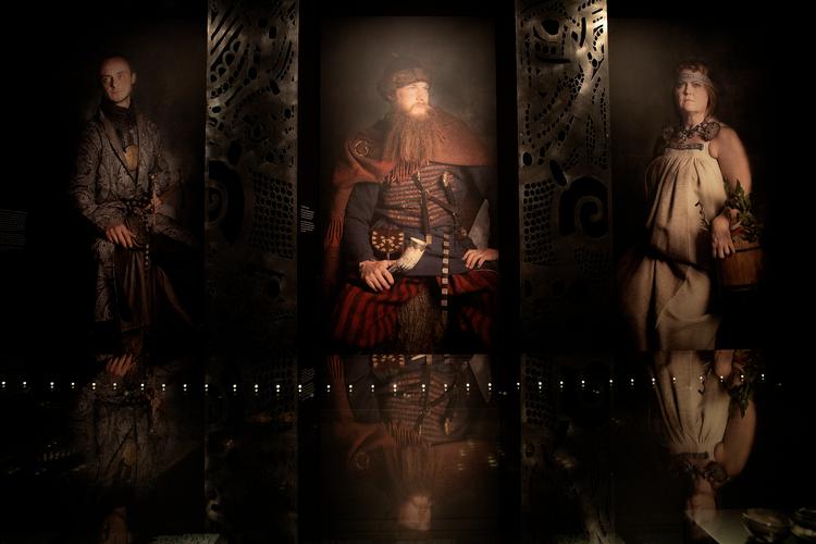 Det er store krigere, herremænd og målrettede kvinder, der er i fokus i Jim Lyngvilds vikingeunivers. Trælle, sårede og fattige er der ikke blevet plads til på hans store portrætter. Foto: Peter Hove Olesen/POLFOTO