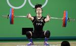 Hsu Shu-Ching vandt OL-guld i vægtløftning i 2016. Men striden om, hvilket navn atleter fra Taiwan må stille op under, kan gøre hende til østatens sdiste olympiske triumfator for en tid.  Foto: Mike Groll/AP