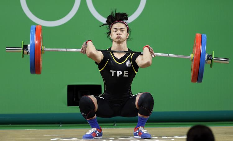 Hsu Shu-Ching vandt OL-guld i vægtløftning i 2016. Men striden om, hvilket navn atleter fra Taiwan må stille op under, kan gøre hende til østatens sdiste olympiske triumfator for en tid.  Foto: Mike Groll/AP