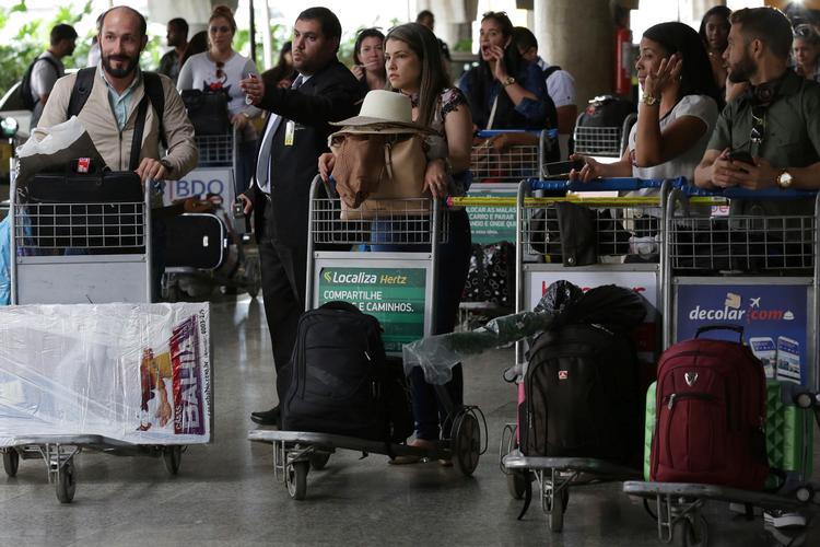 Cubanske læger på vej tilbage til Cuba, efter den kommende brasilianske præsident, Jair Bolsonaro, har sagt, at vilkårene for aftalen med Cuba er uacceptable. Foto: Eraldo Peres/AP