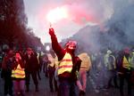 Demonstranter med guleveste, et symbol på franske chaufførers protester mod højere brændstofpriser, på gaden i Paris.
   Foto: Benoit Tessier/Ritzau Scanpix