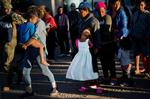 En lille pige venter på mad ved en migrantlejr i mexicanske Tijuana. Flere børn end tidligere kommer med på folks rejser, når der skal søges om ophold eller asyl i USA. Tijuana har erklæret undtagelsestilstand. Foto: Ramon Espinosa/AP
