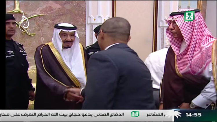 Kong Salman af Saudi-Arabien giver hånd til Yaqoub al-Tostari. Til højre, ude af billedet, står kronrins Mohammed Bin Salman, der anses for at være de factor-leder af Saudi-Arabien i dag. Foto: Screen shot fra Al-Saudiyya