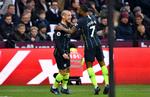 David Silva og Raheem Sterling jubler i London, hvor Manchester City-profilerne igen skaffede en sejr i Premier League. Foto: Dominic Lipinski/AP