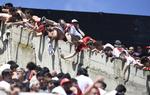 River Plate-fans råber her til hinanden inden kampen, som nu er blevet udsat.
 Foto: Gustavo Garello/AP
