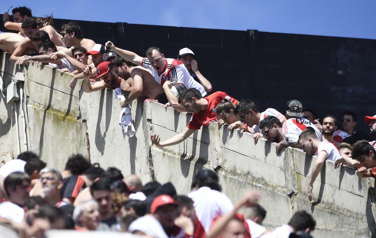 River Plate-fans råber her til hinanden inden kampen, som nu er blevet udsat.
 Foto: Gustavo Garello/AP