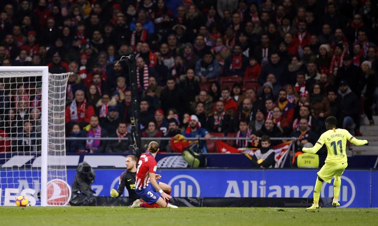 
    Barcelonas Ousmane Dembele udligner i sidste minut af kampen. Foto: Paul White/AP