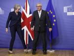 EU's kommissionsformand, Jean-Claude Juncker og den britiske premierminister i EU's hovedkontor i Bruxelles. EU's ledere har netop godkendt udtrædelsesaftalen.  Foto: Olivier Matthys/AP