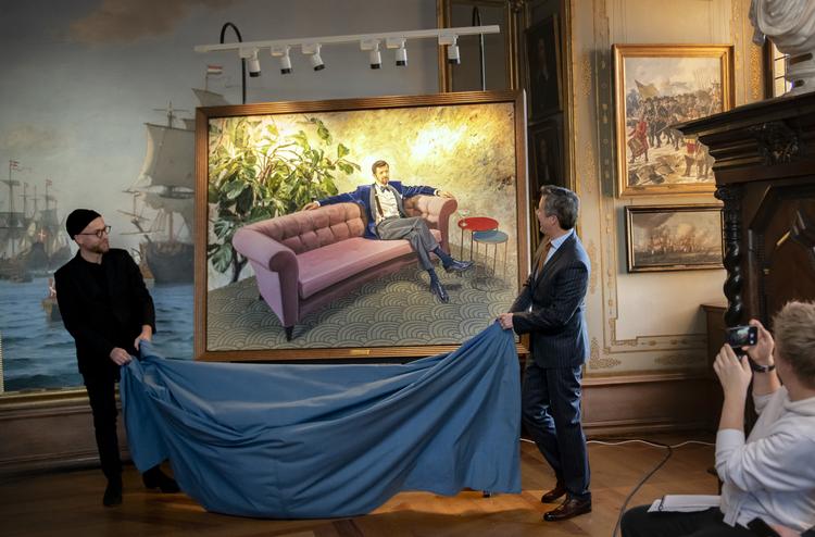 Den 16. november afslørede kronprinsen og billedkunstneren Kasper Eistrups et nyt portræt af kronprinsen. Det skete i forbindelse med Eistrups første store retrospektive udstilling på Det Nationalhistoriske Museum på Frederiksborg. Foto: Keld Navntoft/Ritzau Scanpix