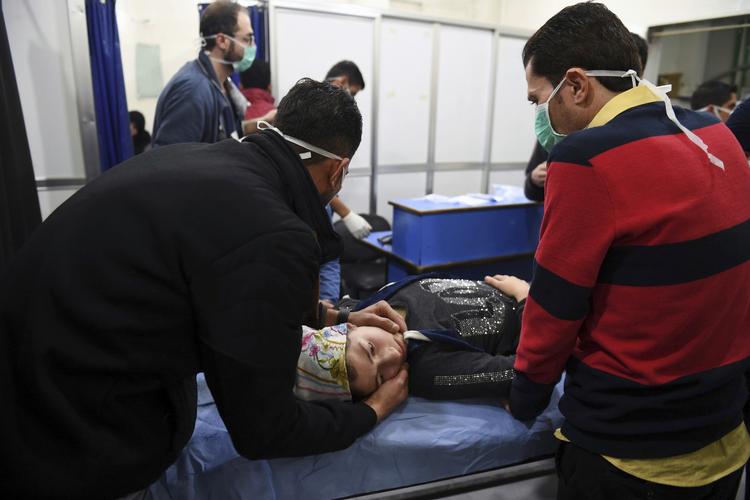 På billedet, der er udgivet af det syriske statsmedie, SANA, modtager en kvinde behandling, efter et giftgas-angreb. Det er uklart, hvem der stod bag angrebet. Foto: /AP
